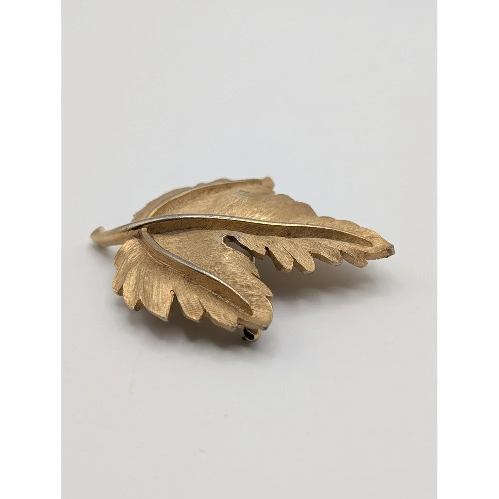 Trifari Signed Gold‎ Tone Brushed Maple Leaf Brooch Pin Textured Vintage 2